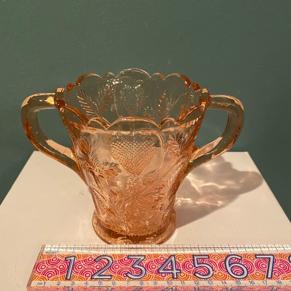 Vintage Depression Glass Fenton Pink Double-Handle Strawberry Vase - Picture 6 of 7